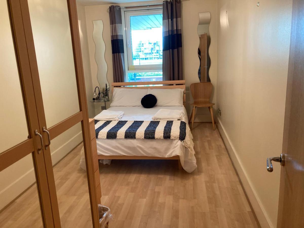 לונדון St George Wharf Apartment מראה חיצוני תמונה